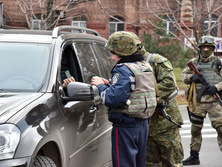 Полиция в Мариуполе и Красноармейске работает в усиленном режиме. Фоторепортаж