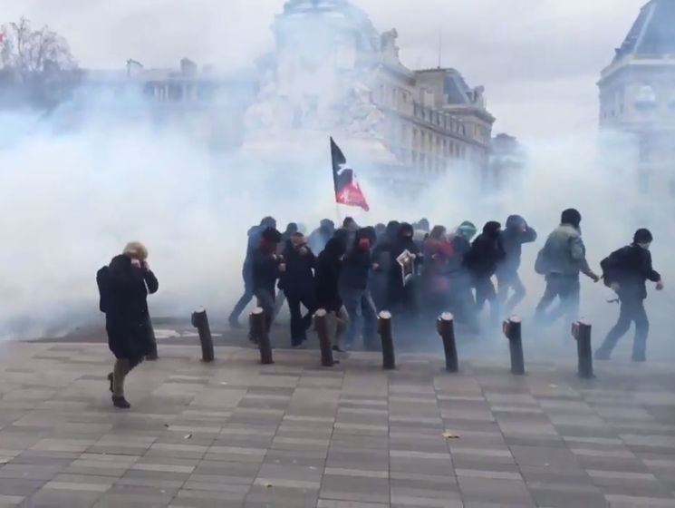 В Париже полиция применила слезоточивый газ против экологических активистов