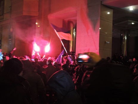 Возле офиса компании Ахметова СКМ в Киеве произошли стычки участников акции правых сил с полицией