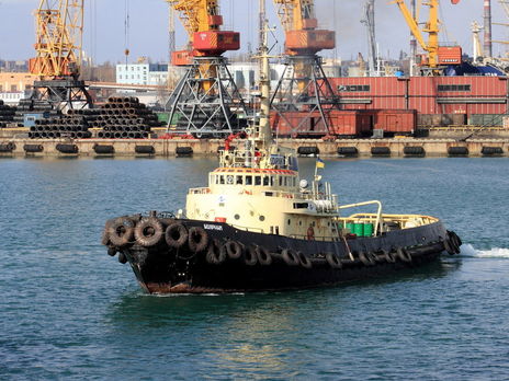 Журналисты утверждают, что эти же буксиры в прошлом году пытались сдать в аренду частной компании по заниженной в два три раза стоимости