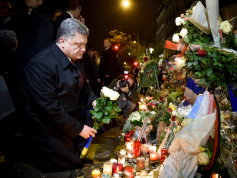 Порошенко возложил цветы на месте теракта у концертного зала Bataclan в Париже