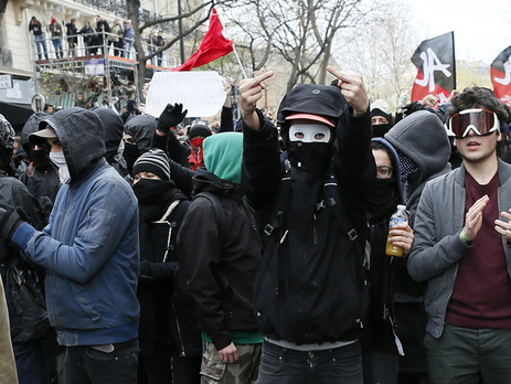 Более 200 человек арестованы в Париже после столкновений экологических активистов с полицией. Фоторепортаж