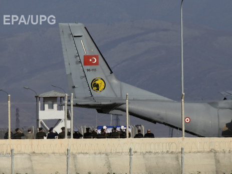 Борт с телом погибшего летчика Су-24 вылетел из Турции в РФ