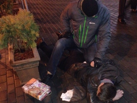 В Киеве двух прокуроров задержали за взятку в размере $150 тыс.