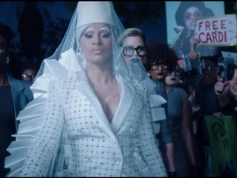 ﻿Press. У новому ролику Cardi B показала голе тіло. Відео