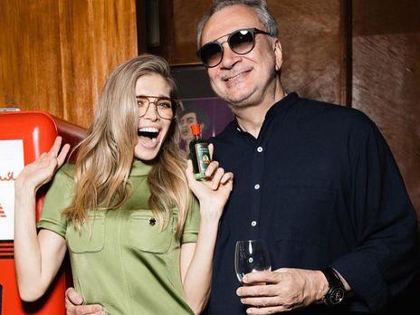 Брежнева показала катание с мужем на велорикше