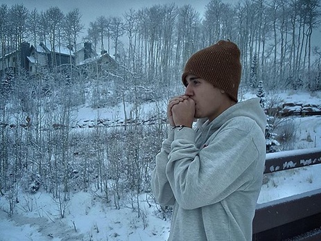 Бибер отдыхает в заснеженных горах. Фоторепортаж