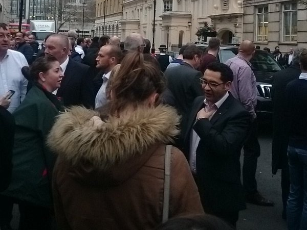 Сотни служащих в центре Лондона были эвакуированы из-за обнаружения подозрительного автомобиля