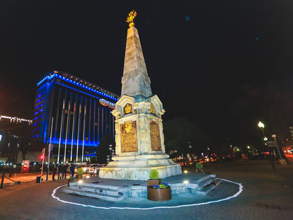 Краснодарцы очертили три городских памятника кругами из соли, чтобы "защититься от демонов современности"