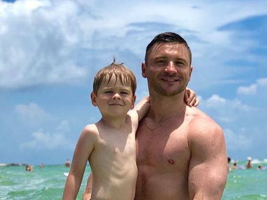 Лазарев показал пляжные фото с сыном