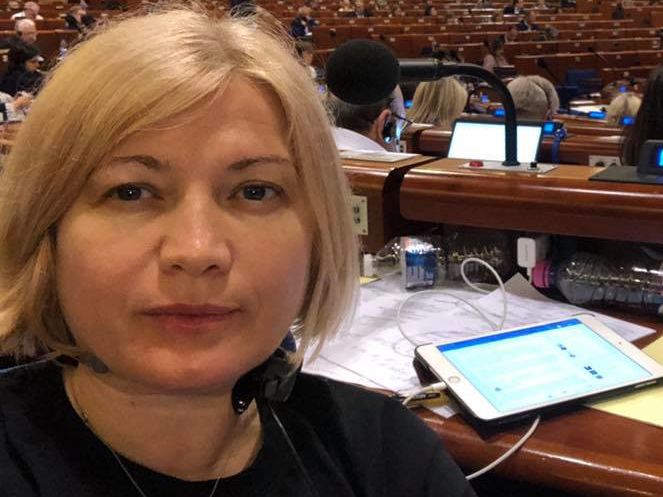 Ирина Геращенко призвала полицию не допустить провокаций под КСУ, где протестуют против рассмотрения конституционности закона о люстрации