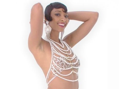 100 лет истории противоречивых новинок в моде показали в коротком ролике. Видео