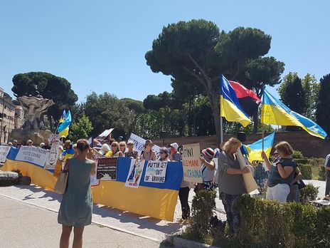 ﻿У Римі українці вийшли на акцію протесту проти Путіна. Відео
