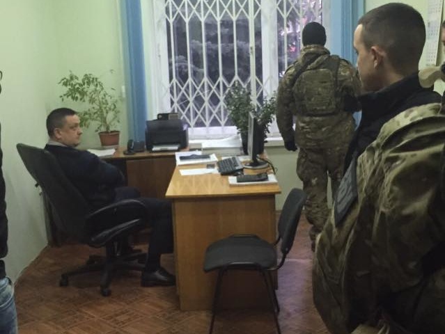 Матиос: Правоохранители задержали двоих руководителей Госфискальной службы в Черновцах за взятку в 65 тыс. грн