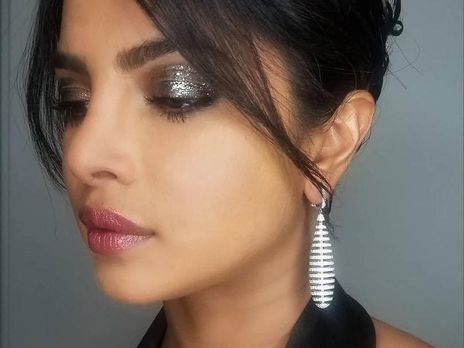 Чопра в перьях снялась для британского Elle