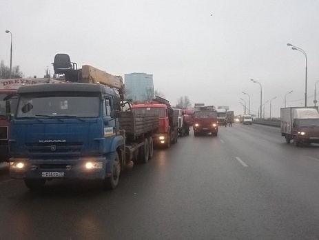 Водители большегрузных автомобилей начали акцию протеста на Московской кольцевой автодороге в районе Ленинградского шоссе