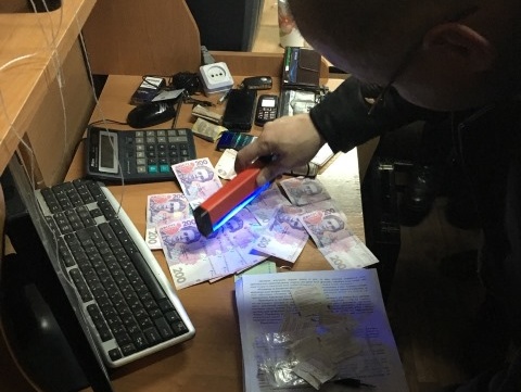 СБУ и Госпогранслужба поймали на взятке таможенника на границе оккупированного Крыма