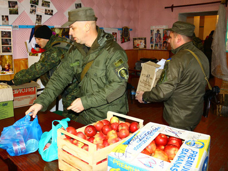 Сотрудники Нацполиции доставили гуманитарную помощь в прифронтовой Павлополь. Фоторепортаж
