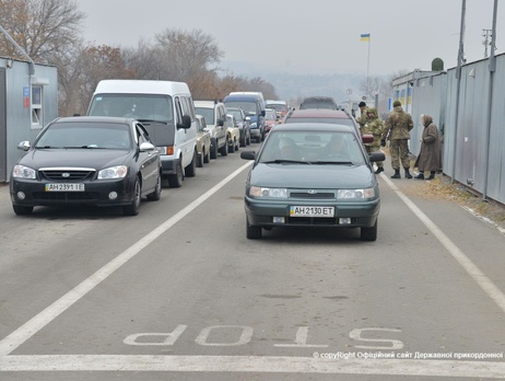 В Донецкой области пограничники приостанавливали движение на двух контрольных пунктах из-за обстрела