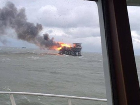 Reuters: При пожаре на нефтяной платформе в Каспийском море погибли 32 человека