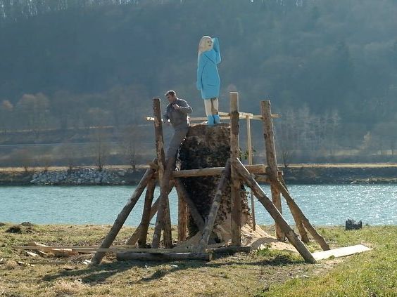 ﻿У Словенії встановили дерев'яну статую Меланії Трамп