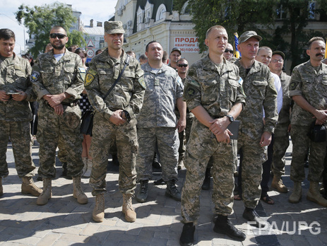 Порошенко: Минимальную зарплату военным поднимут до 6,1 тыс. грн