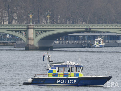 Прогулочный катер врезался в Вестминстерский мост в Лондоне