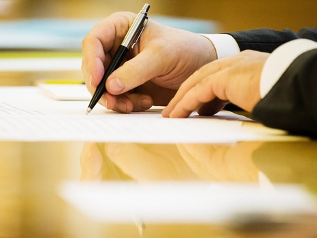 Порошенко подписал закон о продлении запрета на отчуждение сельскохозяйственных земель до 2017 года