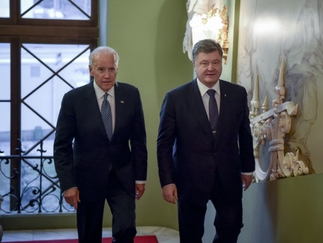 Байден: С Порошенко я общаюсь больше, чем с женой. И, наверное, оба жалеют об этом. Видео