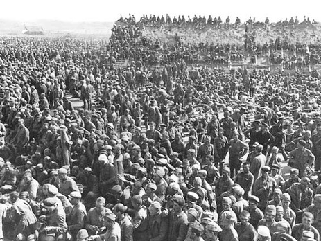 Киевлянка Хорошунова в дневнике 1941 года: Зима все усиливает бедствия народа. Пленные гибнут и гибнут