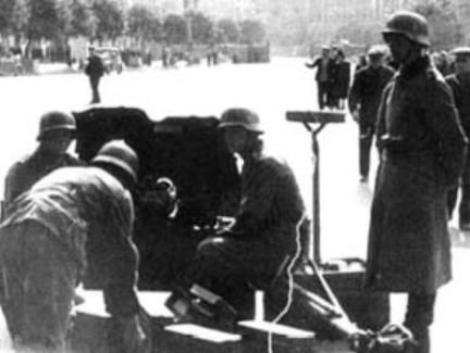 Киевлянка Хорошунова в дневнике 1941 года: Протестовавшие немцы закованы в кандалы и их, как каторжников, гонят на работы за городом раздетыми по морозу