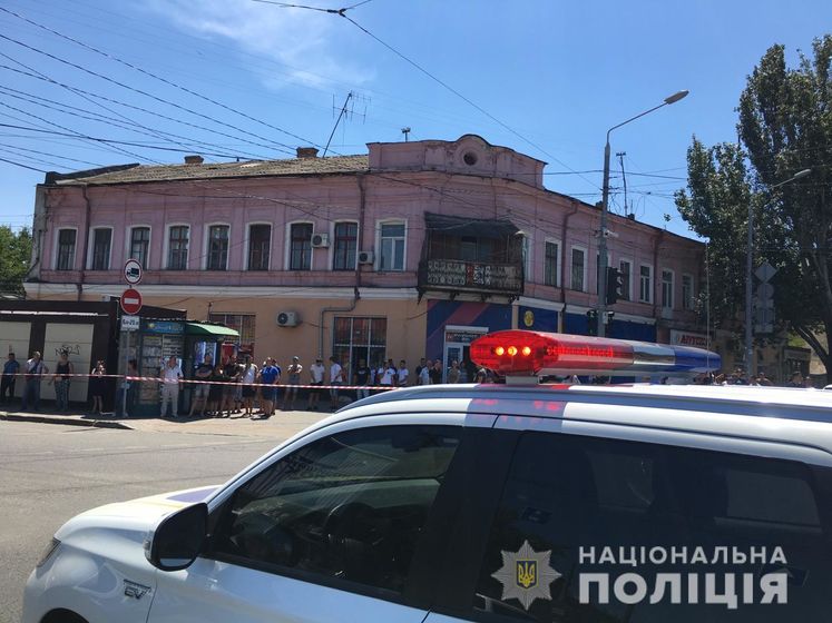 В Одессе полицейские взяли штурмом помещение ломбарда, где злоумышленник удерживал заложниц. Видео