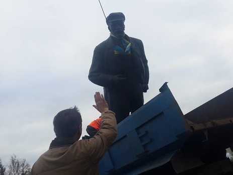 В Глухове при участии мэра Терещенко снесли памятник Ленину. Фоторепортаж