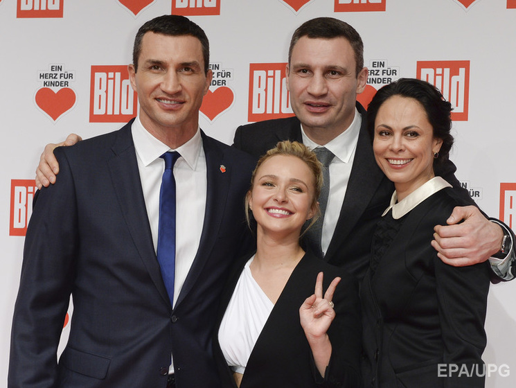 Братья Кличко вышли в свет со своими женами. Фоторепортаж