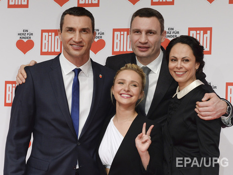 Братья Кличко вышли в свет со своими женами. Фоторепортаж