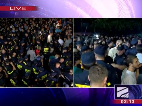 ﻿Через заяви ведучого на адресу Путіна під грузинським телеканалом розпочалися протести, трансляцію "Руставі 2" зупинили