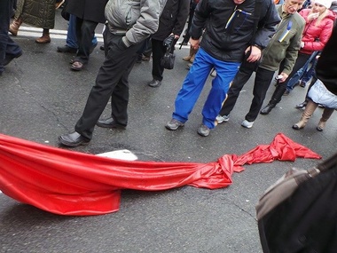 Свободовцы снесли палатку коммунистов возле Ленина