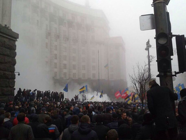 В Киеве – столкновения оппозиционеров с "Беркутом". Против митингующих применяют газ и дубинки
