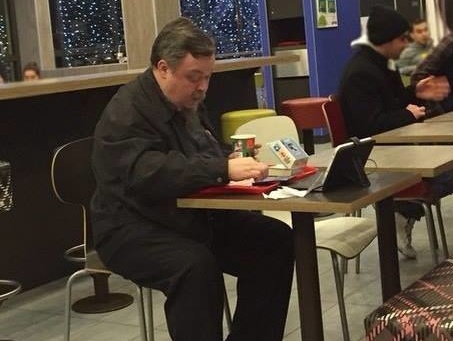 Российский протоиерей Чаплин поужинал гамбургером в православный пост