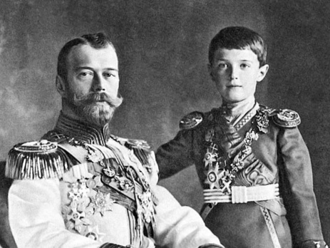 Из мемуаров Каретниковой: Надежда Николаевна достала фотографию расстрелянного царя, показала ее мне, а потом прижала к груди