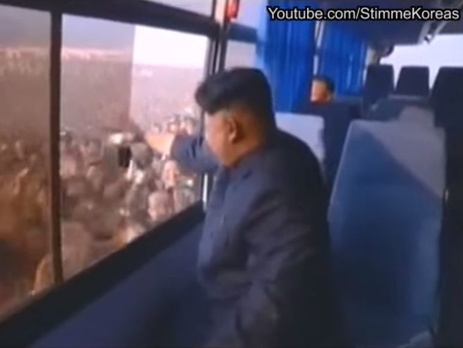В сети появился ролик, где люди толпой бегут за автобусом Ким Чен Ына. Видео
