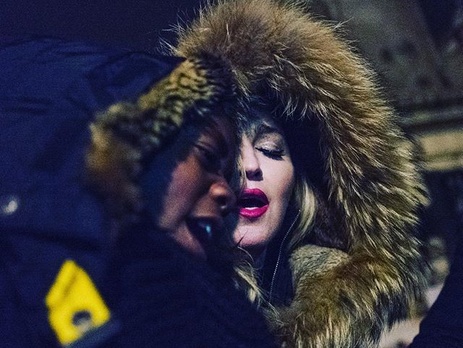 Мадонна устроила акцию памяти жертв теракта 13 ноября в центре Парижа. Видео