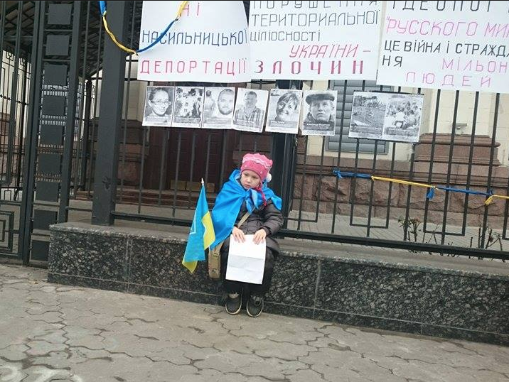 Под посольством РФ в Киеве проходит акция переселенцев "Русский мир" = мир бесправия"