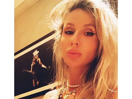 ﻿Loboda показала своїх доньок із нагоди російського свята