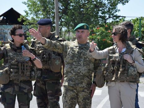 Французская делегация во главе с послом Дюмон посетила район проведения операции Объединенных сил