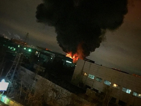 В Москве пожар охватил 15 тыс. м² машиностроительного завода