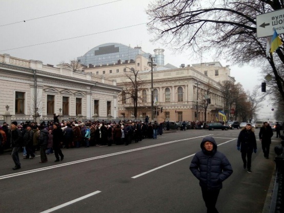 Около двухсот сторонников отставки Яценюка перекрыли дорогу перед Радой