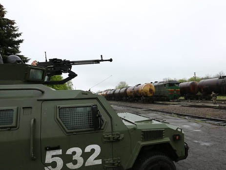 Трое украинцев попытались въехать на оккупированную территорию на дрезине с лампочками и шампанским