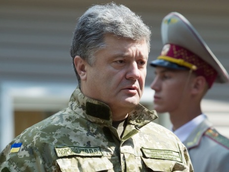 Порошенко поздравил военных с Днем сухопутных войск