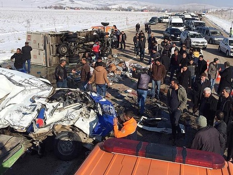 В Турции грузовик столкнулся с микроавтобусом, в котором ехали студенты, 11 погибших